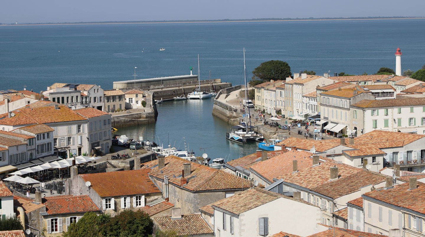 Premium Île de Ré villa showing characteristic white architecture with red tile roof and coastal preservation standards
