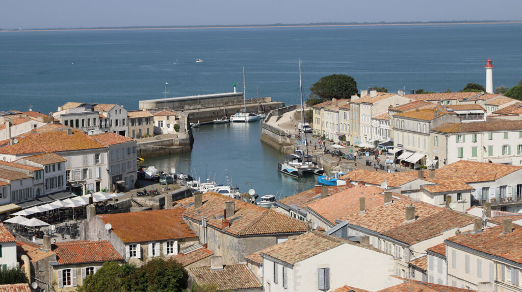 Premium Île de Ré villa showing characteristic white architecture with red tile roof and coastal preservation standards Premium Île de Ré villa showing characteristic white architecture with red tile roof and coastal preservation standards